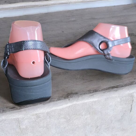 VIONIC (8) JOLIE Gun Medal Silver Metallic T-Strap Podiatrist Designed Footbed - Picture 6 of 13